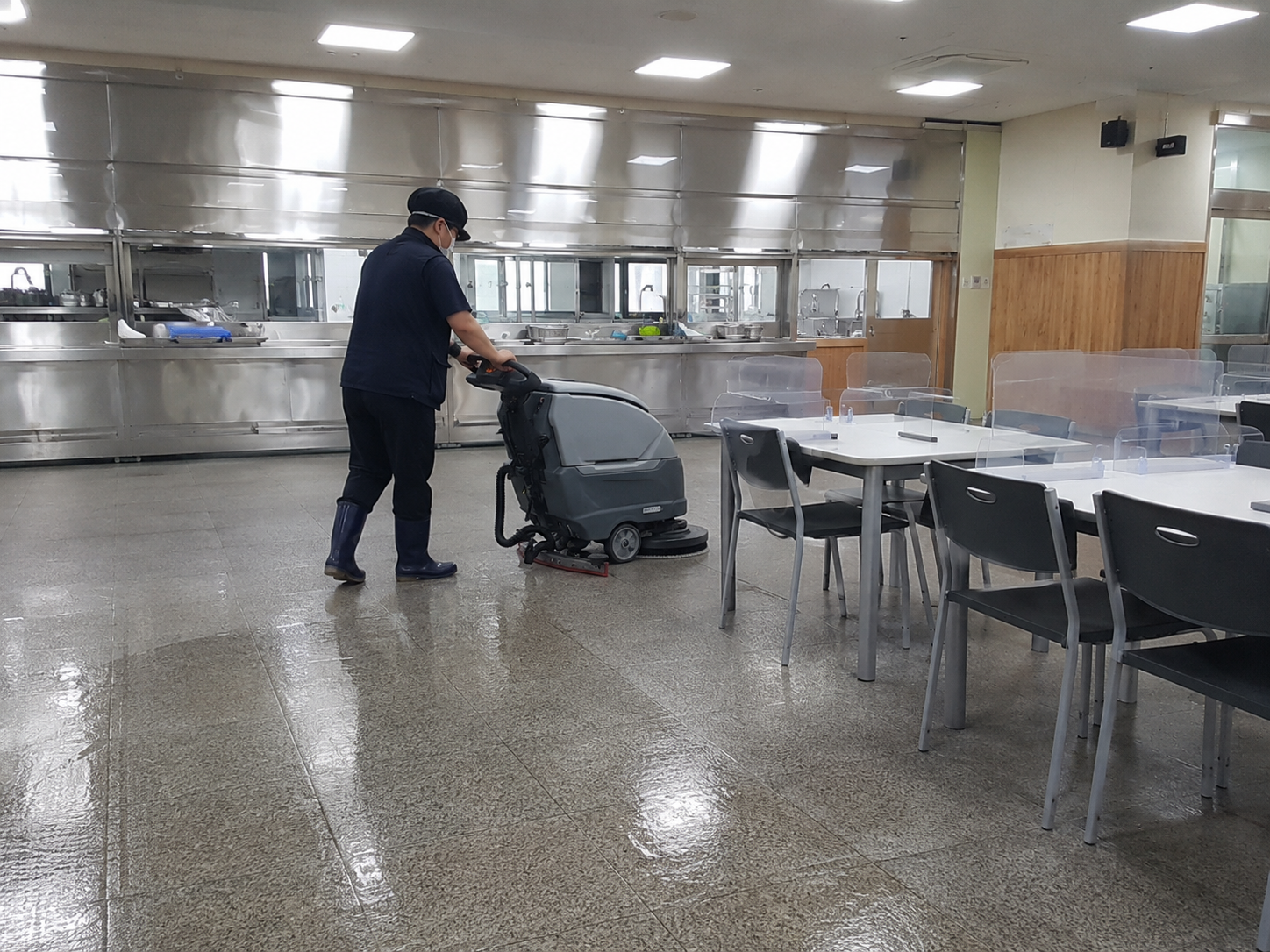 화장실 · 급식실 위생관리 작업 이미지